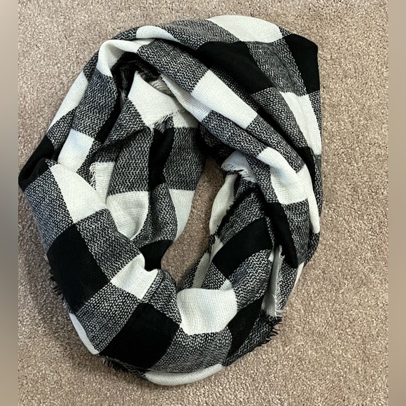 Viv & Lou buffalo plaid black and white infinity scarf. Excellent used condition - Picture 4 of 6